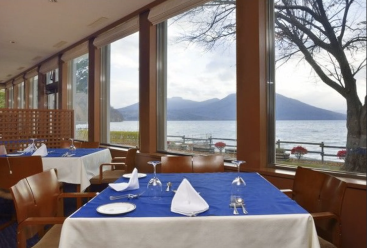 大開口のレストランからは、支笏湖の雄大な景色。それままるで遊覧船に乗っているような感覚に